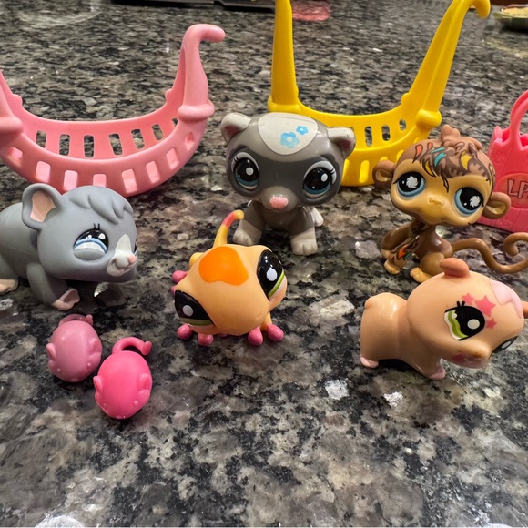 11 Piece Lot of Littlest Pet Shop (LPS) Pet Figures and Accessories - Picture 5 of 7